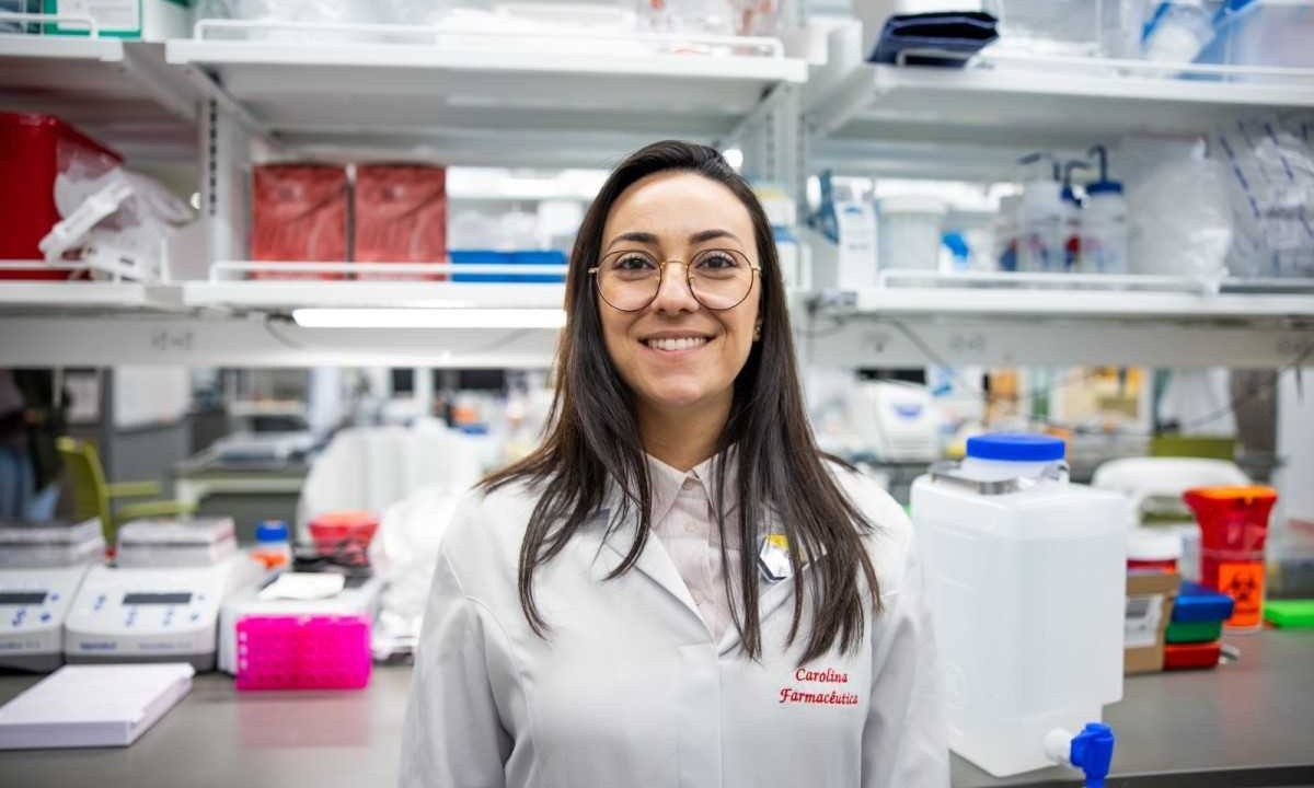 A farmacêutica Carolina de Aguiar Ferreira, mineira de BH, tem seu próprio laboratório na Universidade Estadual de Michigan (MSU), EUA, e com com um grupo de colegas tem o foco no uso da radiação como uma solução para problemas de saúde -  (crédito:  Cortesia de Michigan State University)