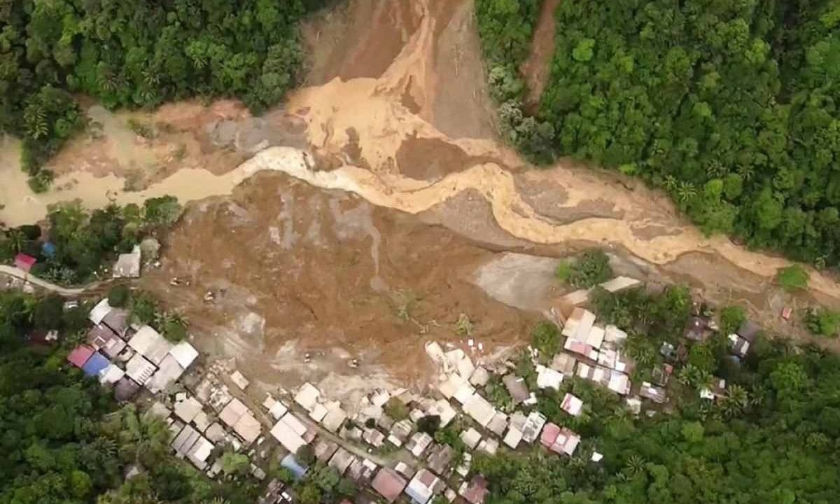  Imagem aérea mostra tamanho da região atingida pelo deslizamento -  (crédito: Renante Naparan / AFPTV / AFP)