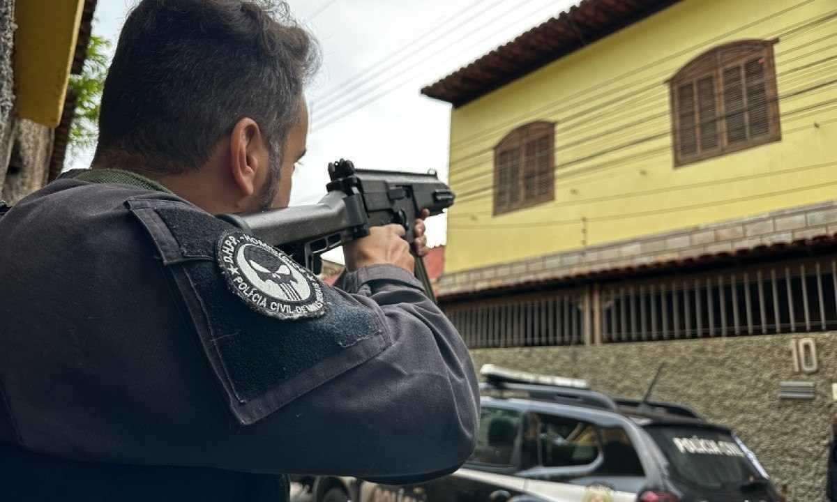 Várias casas foram cercadas durante a operação da Polícia Civil no Primeiro de Maio -  (crédito: PCMG)