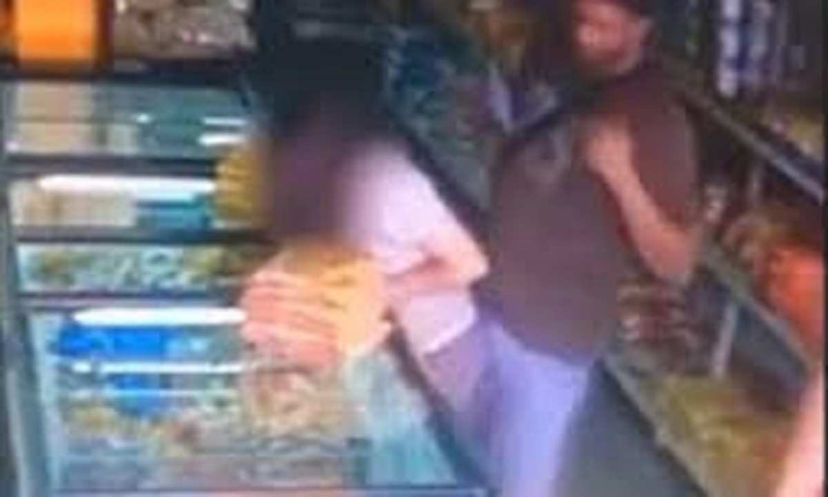 Momento em que acontece a importunação no caixa do supermercado -  (crédito: Redes sociais)