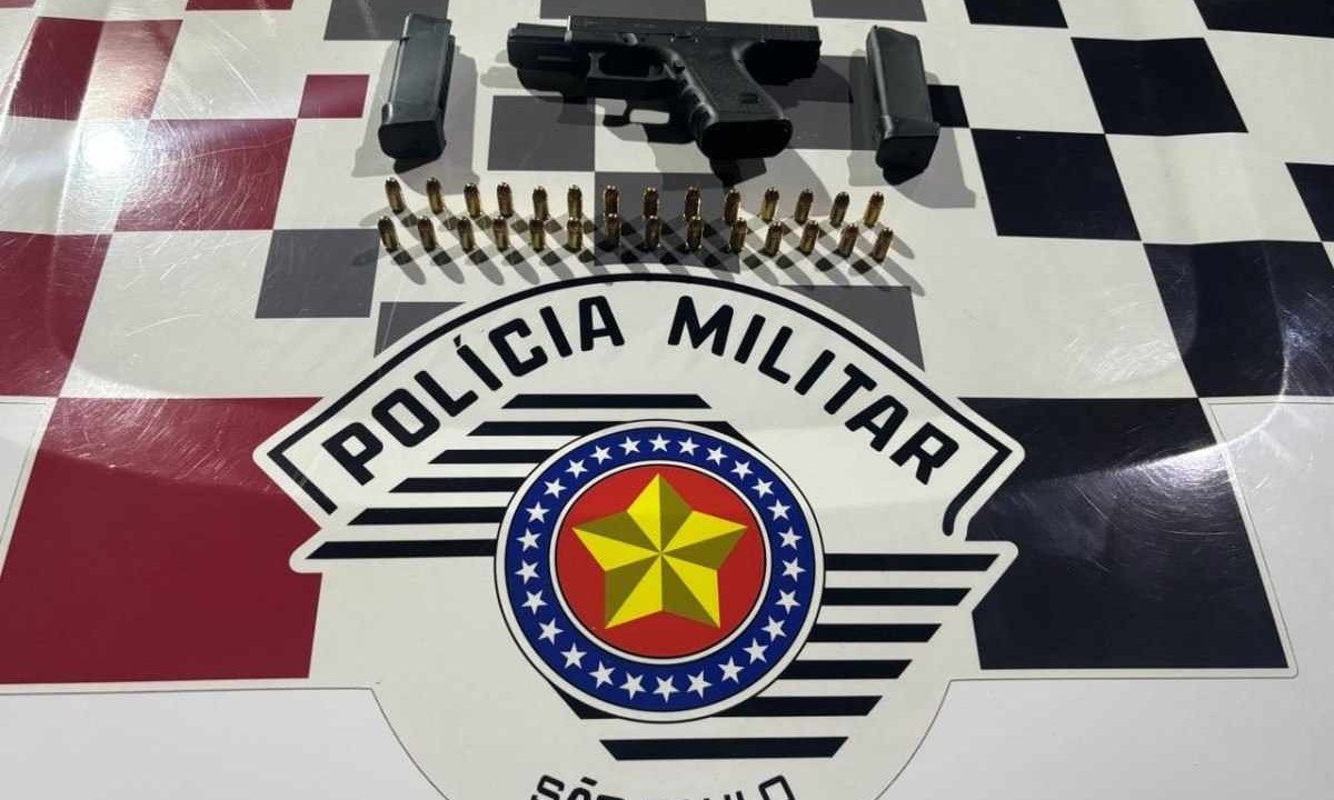 Na operação foram apreendidos na posse do foragido uma pistola Glock .380, dois carregadores e 28 munições -  (crédito: PMMG/Divulgação)