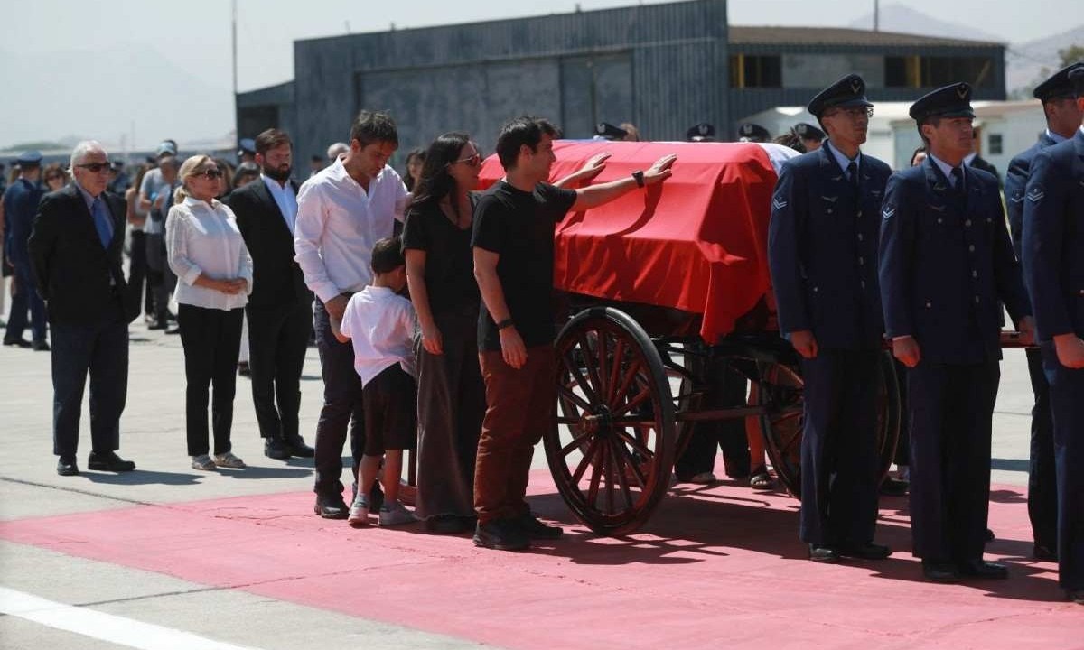 Os filhos do ex-presidente chileno Sebastian Piñera e um de seus netos acompanham o caixão com seu corpo ao lado da viúva de Piñera, Cecilia Morel -  (crédito: RAUL BRAVO / AFP)