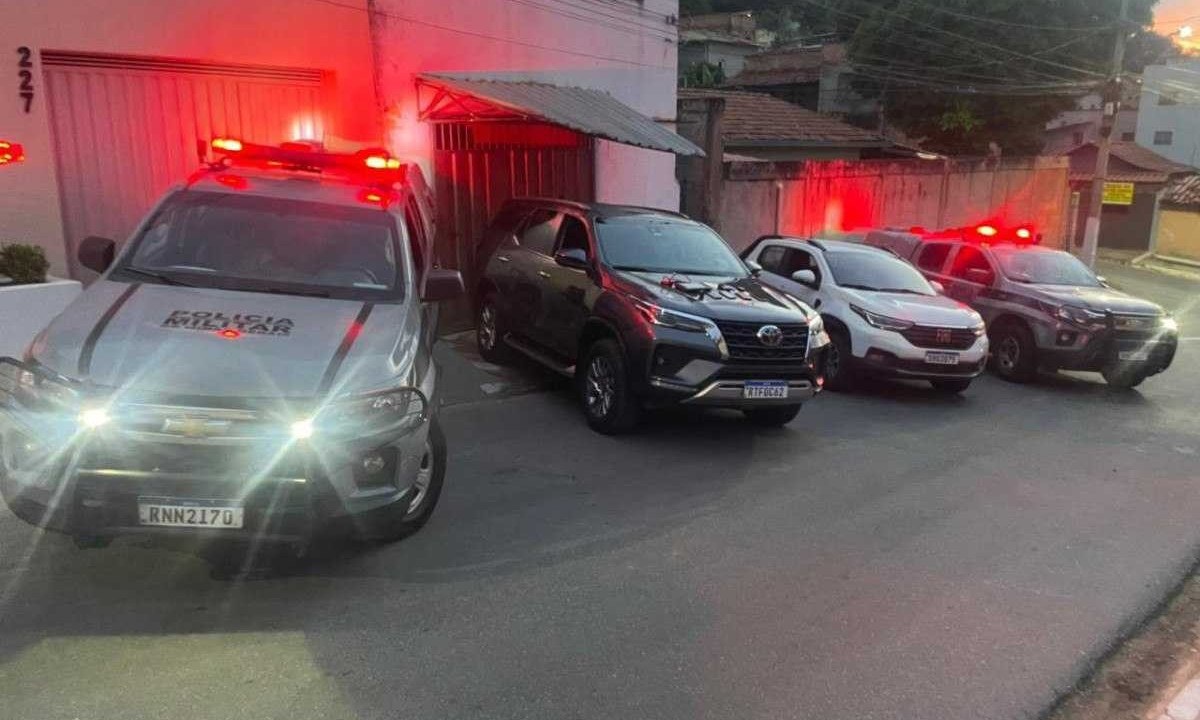 Uma Hilux e uma Fiat Strada clonadas, prontas para a comercialização, foram apreendidas em Vespasiano -  (crédito: PMMG/Divulgação)