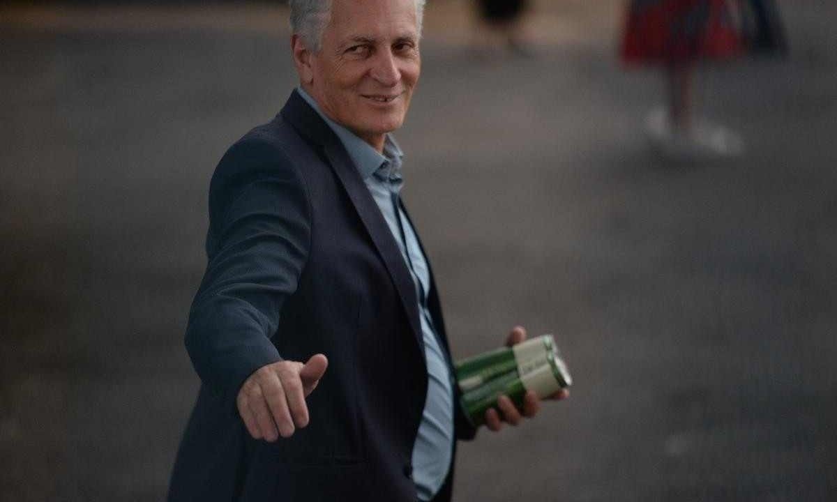 Rogério Correia com duas latas de Xeque Mate no Aeroporto da Pampulha -  (crédito: Tulio Santos/EM/D.A.Press)