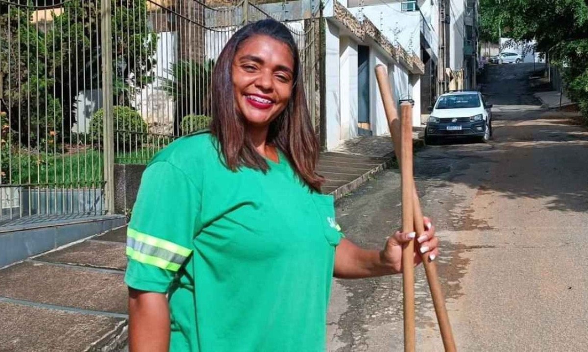 Vanessa Freitas da Silva trabalha como gari em Manhuaçu há 10 anos. Na última quinta-feira, se tornou bacharel em direito.  -  (crédito: Arquivo pessoal)