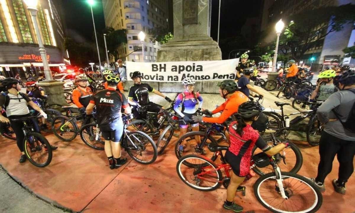 O "pedalaço" começou às 20h na Praça Sete e seguiu em direção à Praça da Bandeira -  (crédito: Marcos Vieira/EM/D.A. Press)
