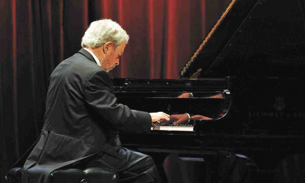 Nelson Freire se apresenta no Teatro Municipal de São João Del Rey, em 30 de junho de 2012; biografia relaciona os 50 concertos do repertório do pianista
 -  (crédito: Tulio Santos/EM/D.A Press)