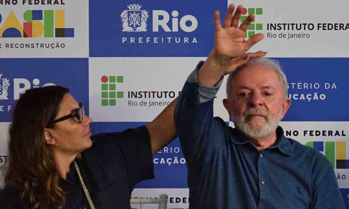 Lula – ao lado de Janja – enfrenta desgaste na relação com o Congresso Nacional -  (crédito: Pablo PORCIUNCULA/AFP)