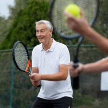 Idosos que jogam tênis têm resposta muscular semelhante ao dos jovens - Freepik