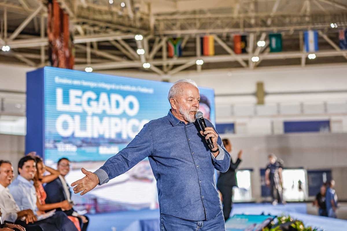 Lula comete gafe no Rio e quase chama Eduardo Paes de Sérgio Cabral