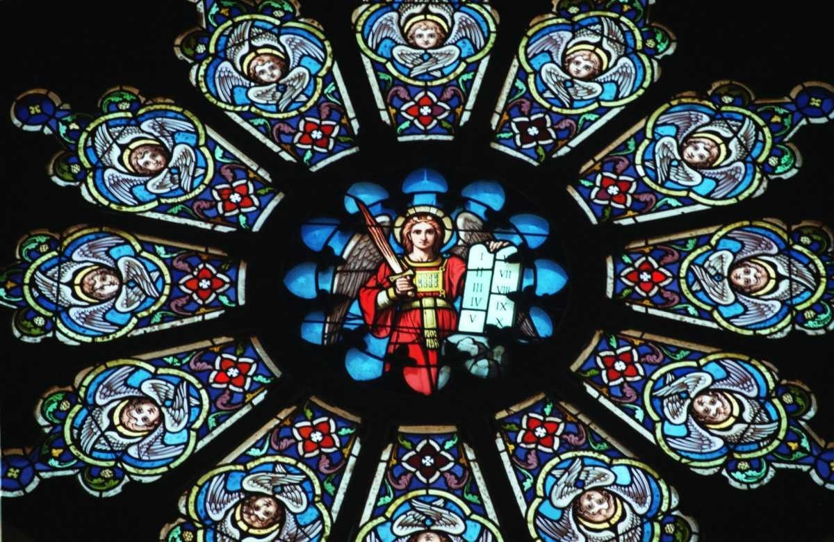  Dentro da primeira igreja neogótica do Brasil, o visitante poderá contemplar os belíssimos vitrais franceses, presente do imperador dom Pedro II 