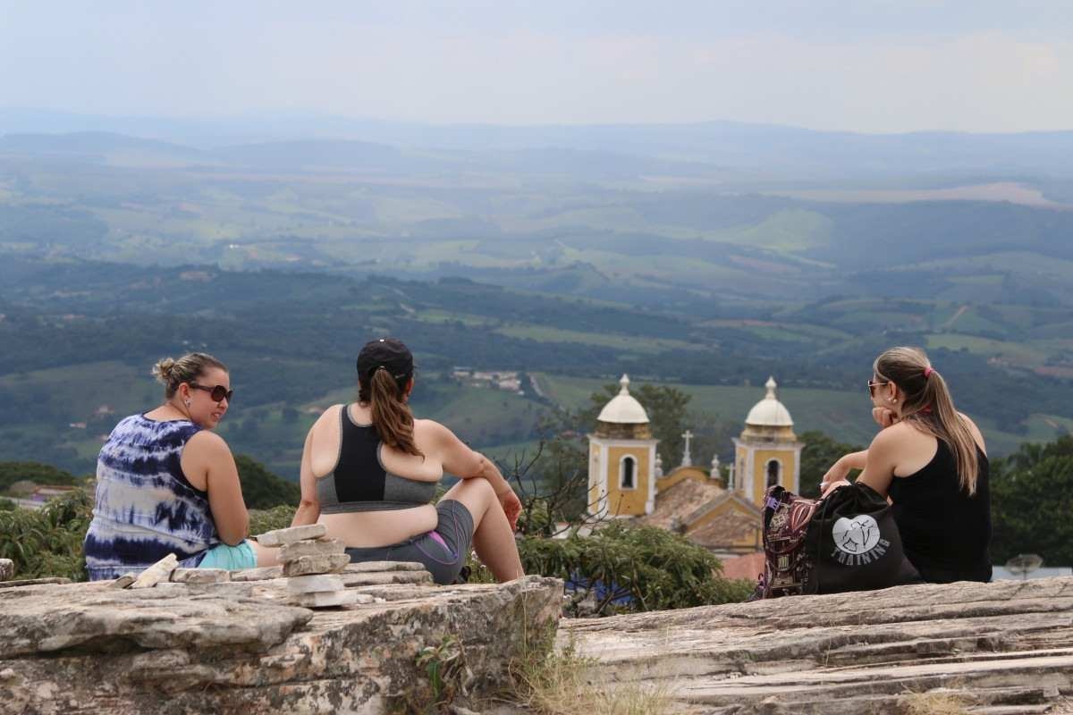  Com vista para cidade e o vale, turistas contemplam a paisagem no refúgio de paz