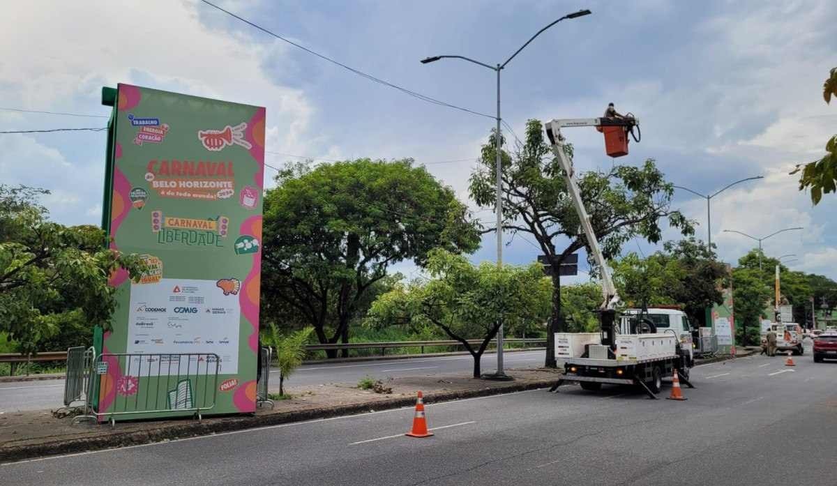  Preparativos para o Carnaval, na Avenida dos Andradas. PMMG faz as instalações para o monitoramento.