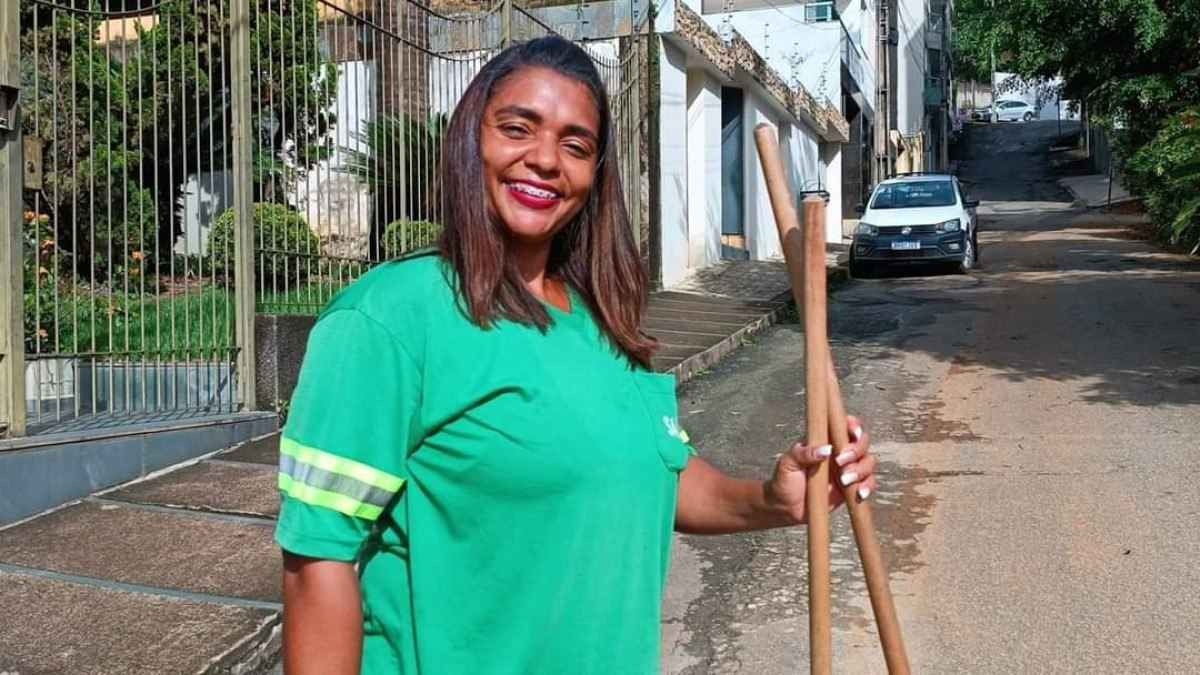 Mulher que trabalha como gari conquista diploma de direito em Manhuaçu