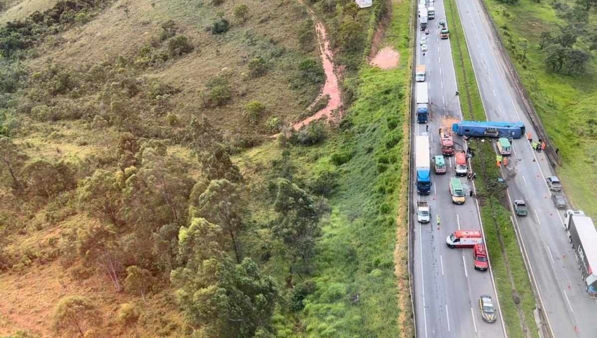 MG: ônibus tomba, deixa 18 pessoas feridas e fecha parcialmente a BR-381