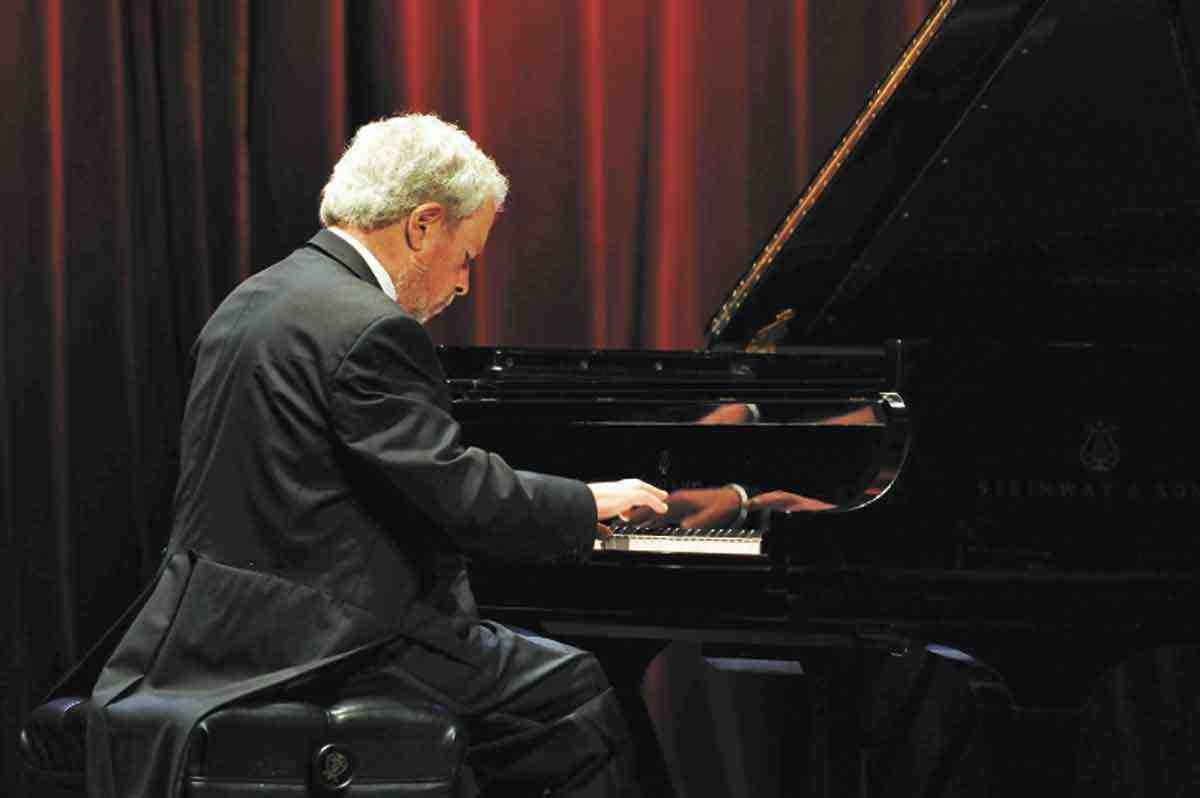 Biografia de Nelson Freire aborda circunstâncias da morte do pianista