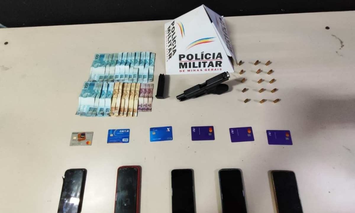 Material recuperado com homens presos suspeitos de assalto a empresa de Santa Luzia -  (crédito: PMMG/Divulgação)