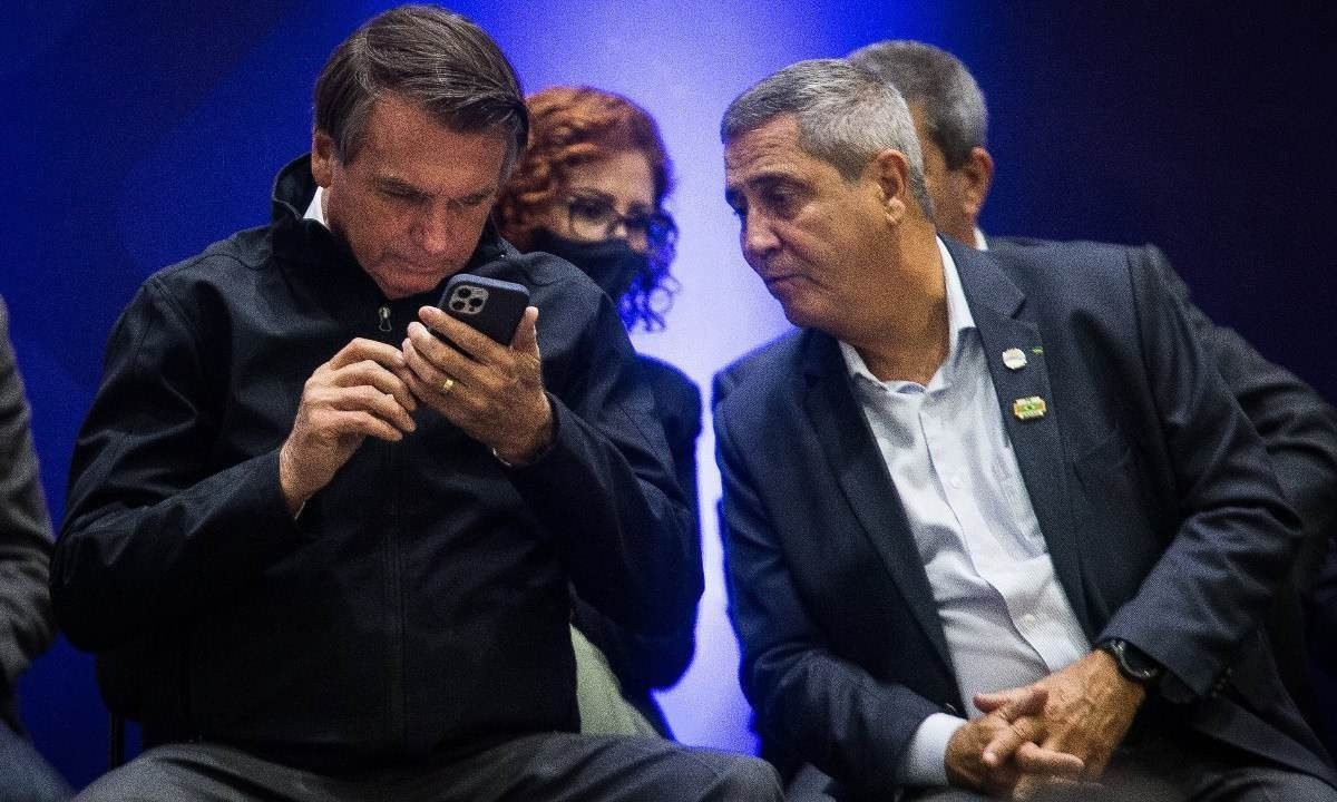 Bolsonaro e Braga Netto em feira de nióbio, em 2021 -  (crédito: Zanone Fraissat/Folhapress)