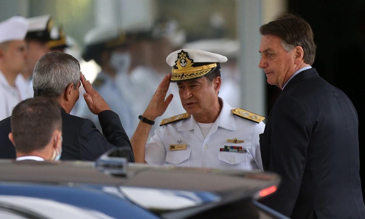 Jair Bolsonaro, acompanhado do então ministro Walter Braga Netto (Defesa) e do então comandante da Marinha Almir Garnier Santos, em dezembro de 2022 -  (crédito: Pedro Ladeira/Folhapress)