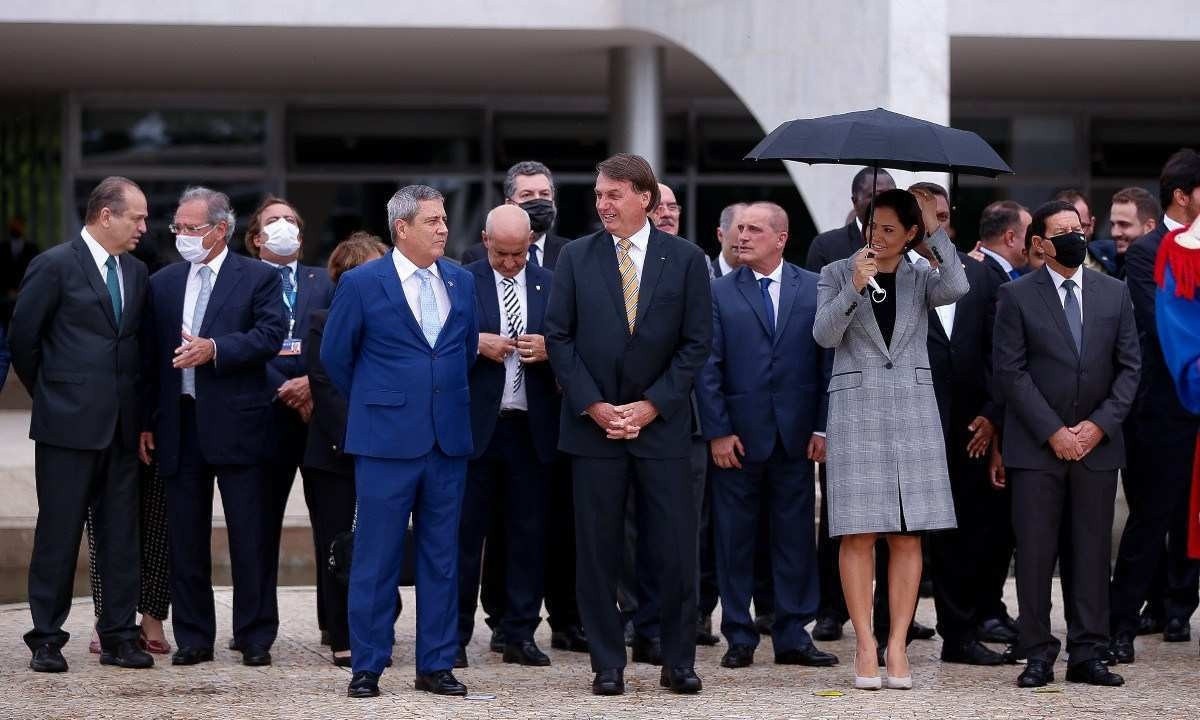 Bolsonaro sorri para Braga Netto, com Michelle ao lado, no dia da Bandeira, em 2020 -  (crédito: Pedro Ladeira/Folhapress)