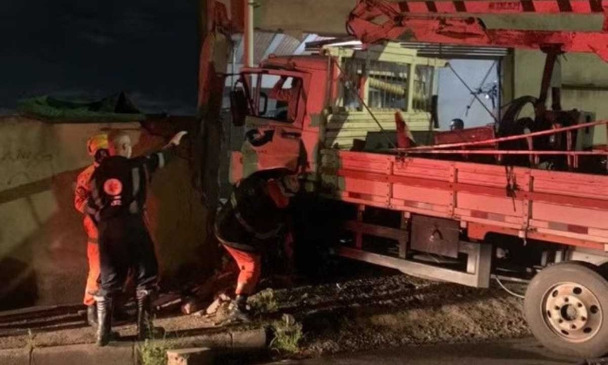 Caminhão invadiu casa, derrubou portão da garagem e danificou carros estacionados dentro do imóvel -  (crédito: Reprodução)