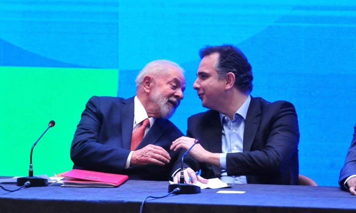 Presidente Lula conversa com o senador Rodrigo Pacheco durante evento no Minascentro -  (crédito: Alexandre Guzanshe/EM/D.A )