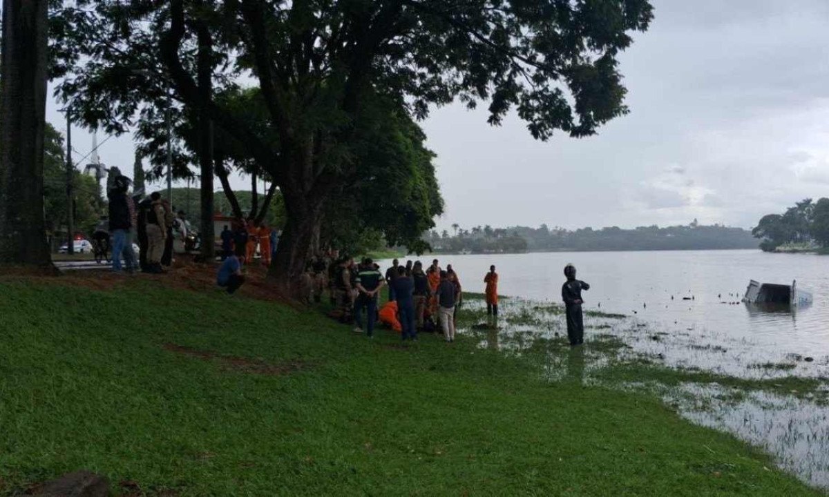 Motorista caiu dentro da Lagoa da Pampulha -  (crédito: Corpo de Bombeiros)