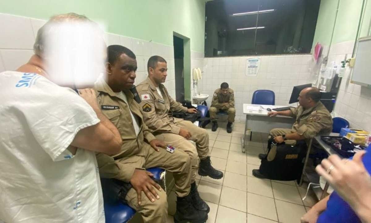 Policiais foram levados para o hospital da cidade depois que inalaram fumaça ao resgatar moradores -  (crédito: Redes Sociais/Reprodução)