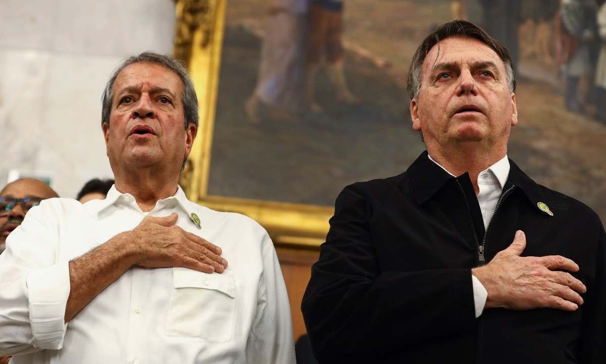 Valdemar Costa Neto e Jair Bolsonaro cantam o hino nacional em evento do PL em julho do ano passado -  (crédito: Marina Uezima/Brazil Photo Press/Folhapress)