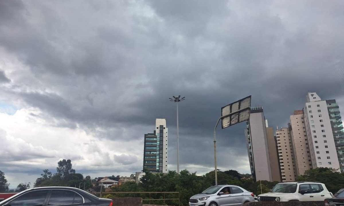 Já é possível ver as nuvens carregadas de chuva no Belvedere, na Região Oeste da capital mineira.  -  (crédito: Vera Schmitz )