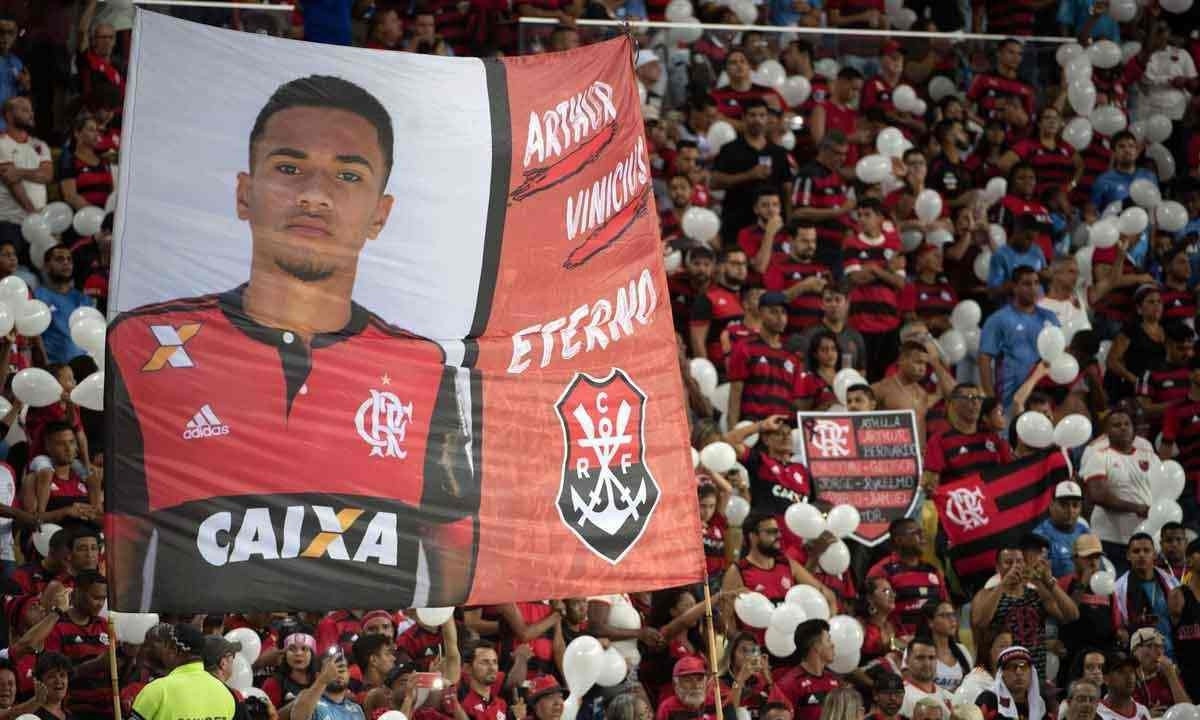 Torcida homenageia meninos mortos durante incêndio no alojamento do Flamengo em fevereiro de 2019 -  (crédito:  Mauro Pimentel/AFP)