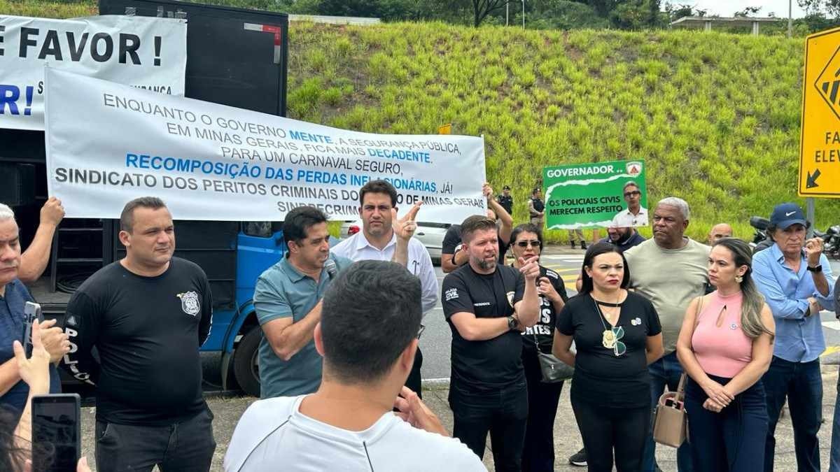 Sindpol para trânsito na MG-010 em protesto por recomposição salarial