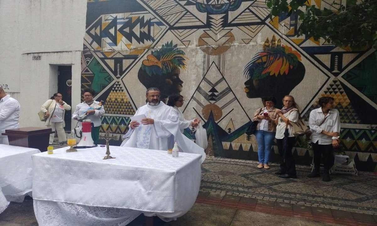 Celebração realizada pelo padre Mauro em frente à obra que foi apagada