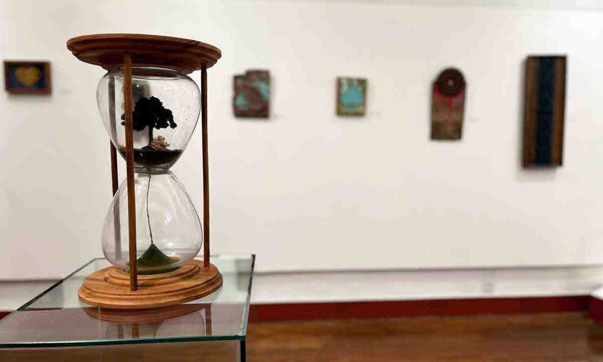 Diego Mendonça expõe obras criadas a partir do refugo de marcenarias