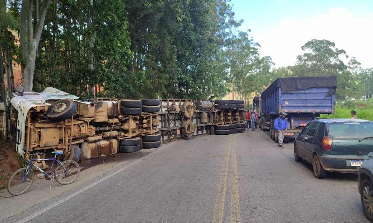 Caminhão tombou na BR-262, em São Domingos do Prata, Região Central de Minas -  (crédito: PRF/Divulgação)