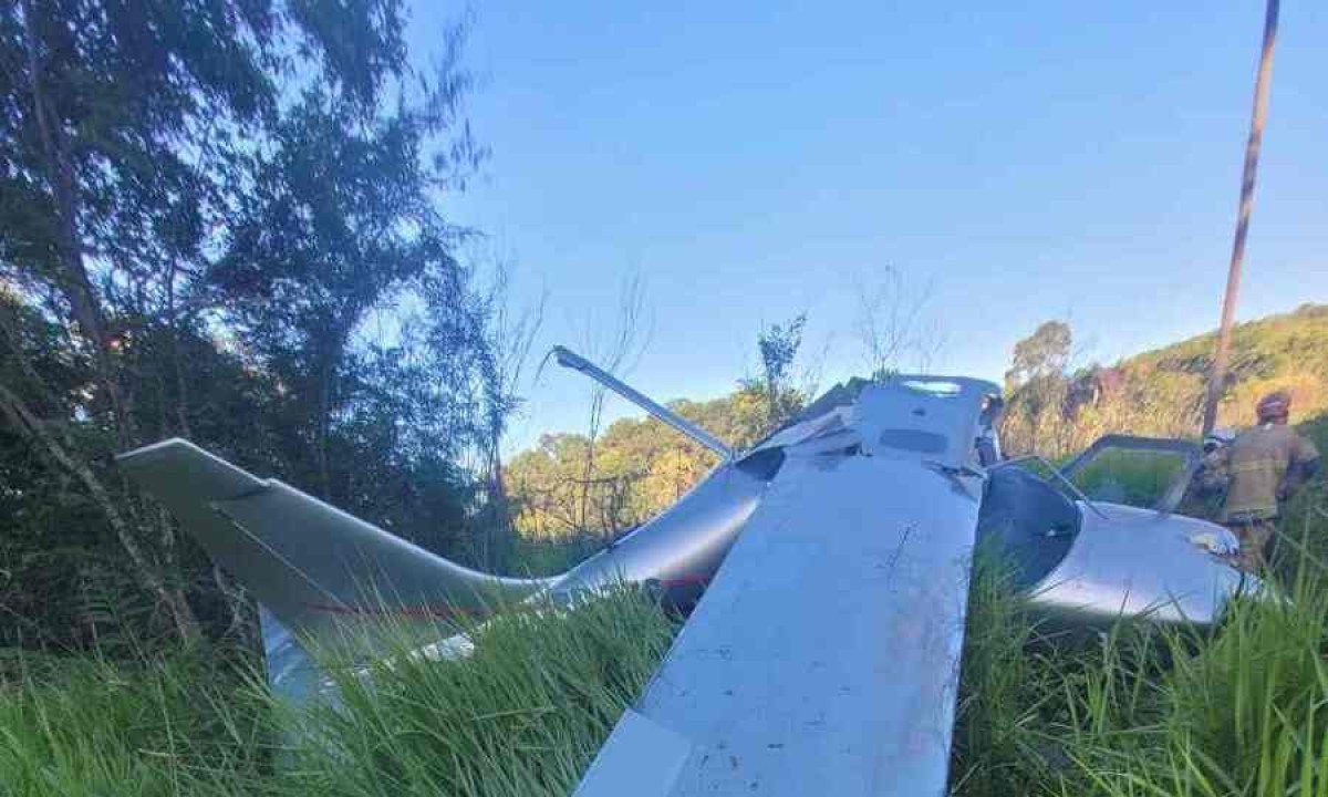 Piloto, de 52 anos, não estava ferido e apenas se queixava de dores nas costas. Aeronave teria perdido altitude -  (crédito: CBMMG / Divulgação)