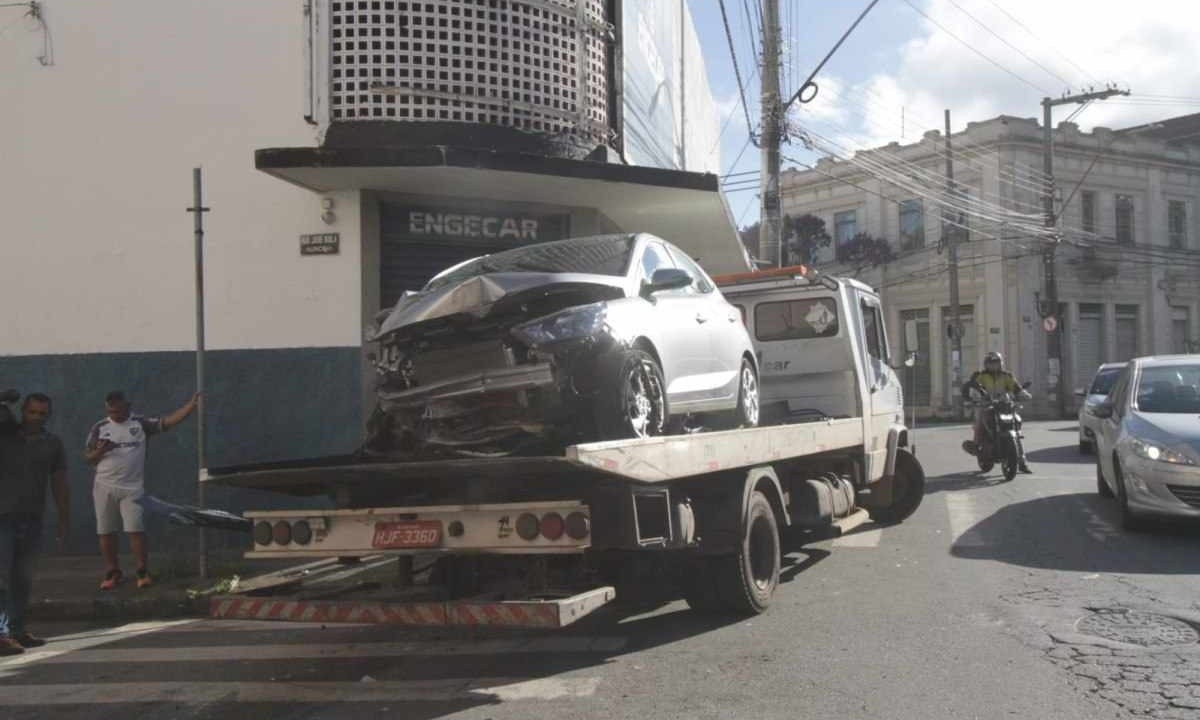 Motorista e passageira precisaram de atendimento médico -  (crédito: Edesio Ferreira/EM/D.A Press)