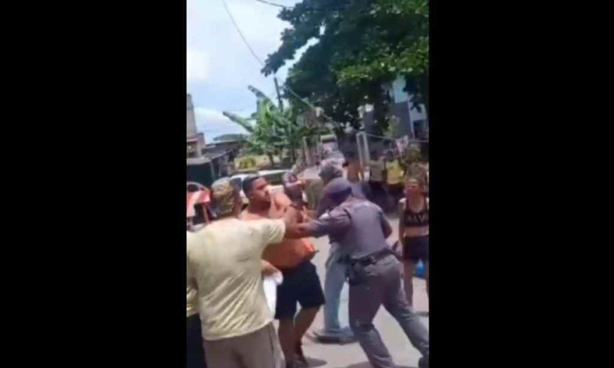 Ação violenta foi flagrada em vídeo por populares -  (crédito: Redes sociais/Reprodução)