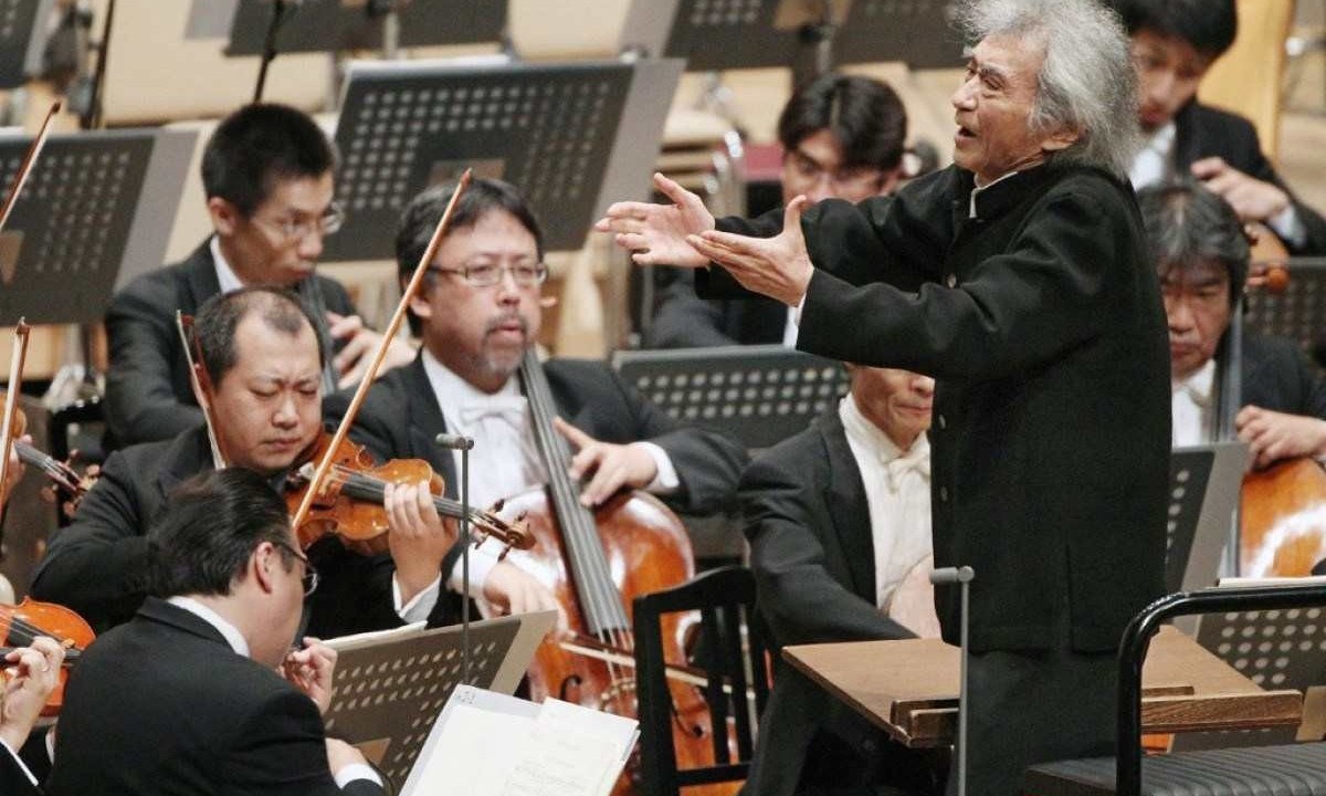 Maestro Seiji Ozawa em 2010, conduzindo uma orquestra durante o Saito Kinen Festival em Matsumoto
       -  (crédito: STR / JIJI PRESS / AFP)