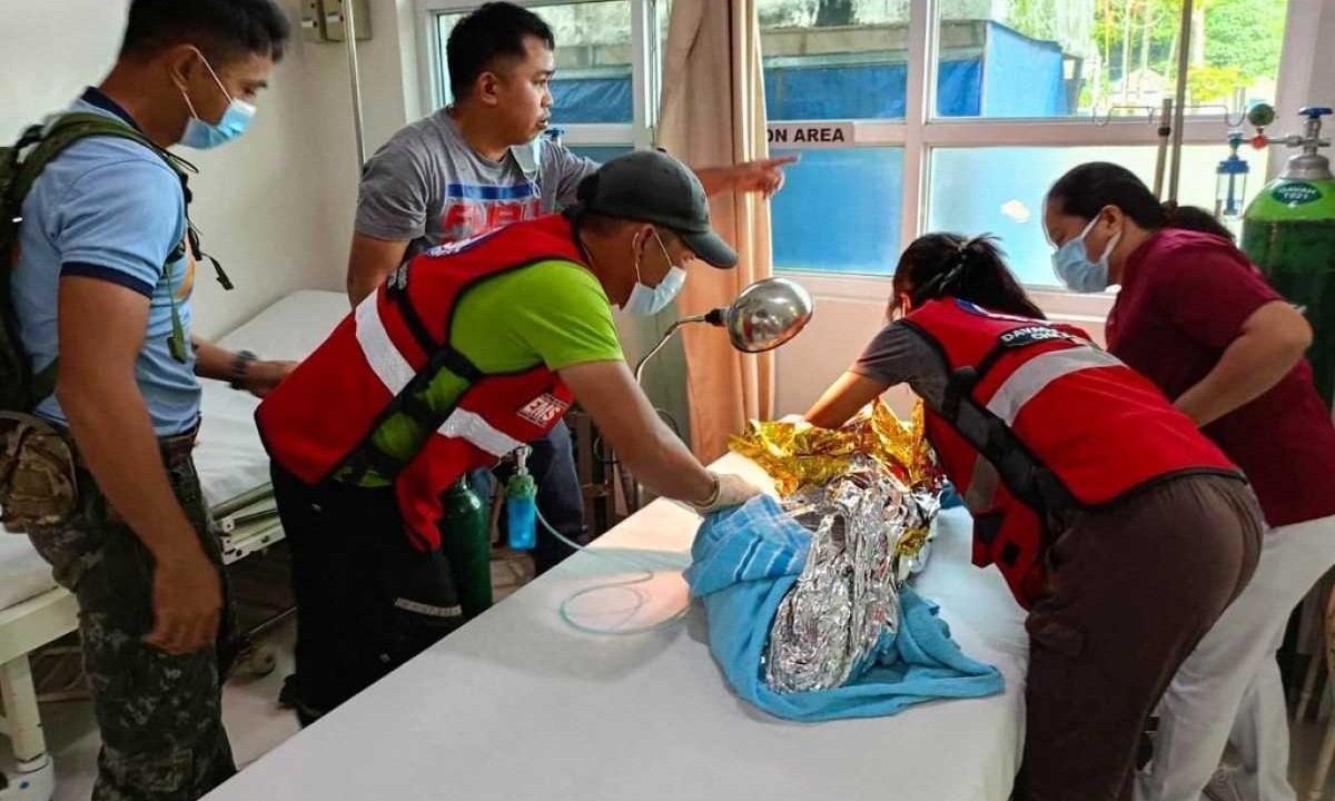  Menina recebeu atendimento de urgência de uma equipe de resgate -  (crédito: Handout / Philippine Red Cross - Davao de Oro Chapter / AFP)