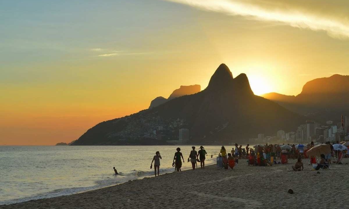 Praia de Ipanema, no Rio de Janeiro, e o famoso pôr do sol -  (crédito: Mayra Pavanello Munerato/Wikimedia Commons)