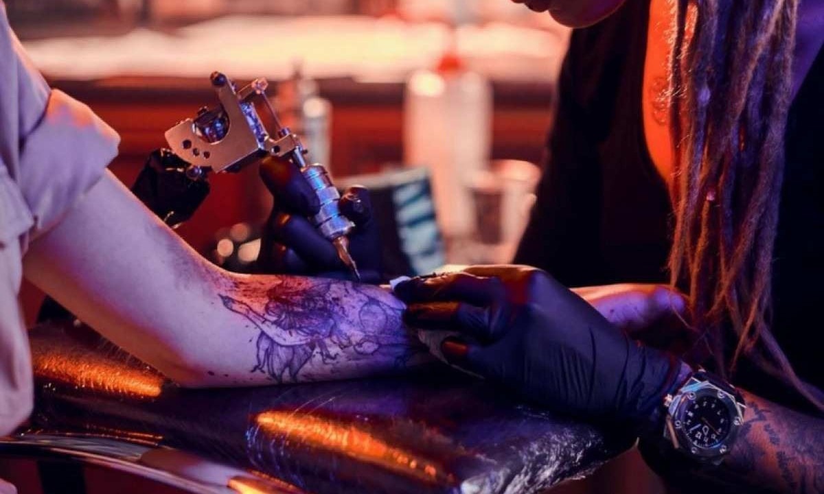 A regulamentação em torno do uso de anestesia geral em tatuagens ainda não é universal -  (crédito: Freepik)