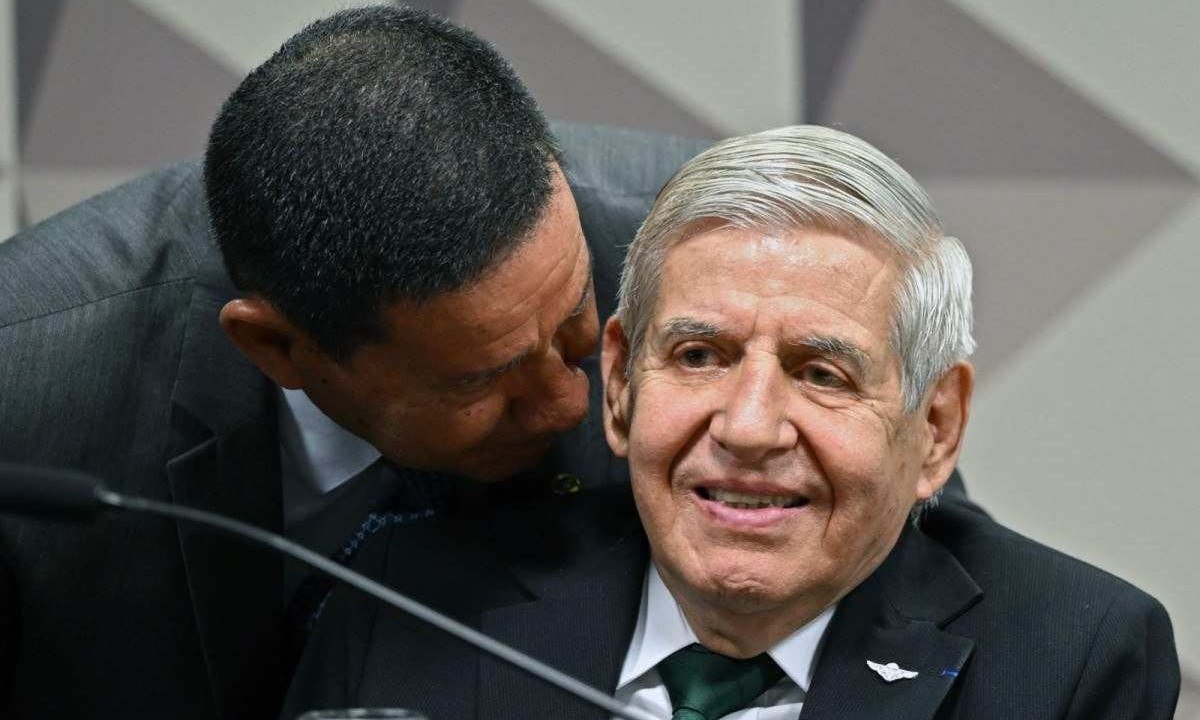 General Heleno defendeu, em reunião ministerial, que fosse feita uma "virada de mesa" para garantir a reeleição de Jair Bolsonaro -  (crédito: EVARISTO SA / AFP)