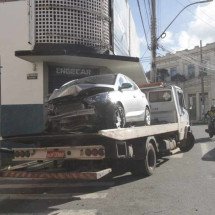 BH: Motorista perde o controle da direção e carro bate em muro de loja - Edesio Ferreira/EM/D.A Press