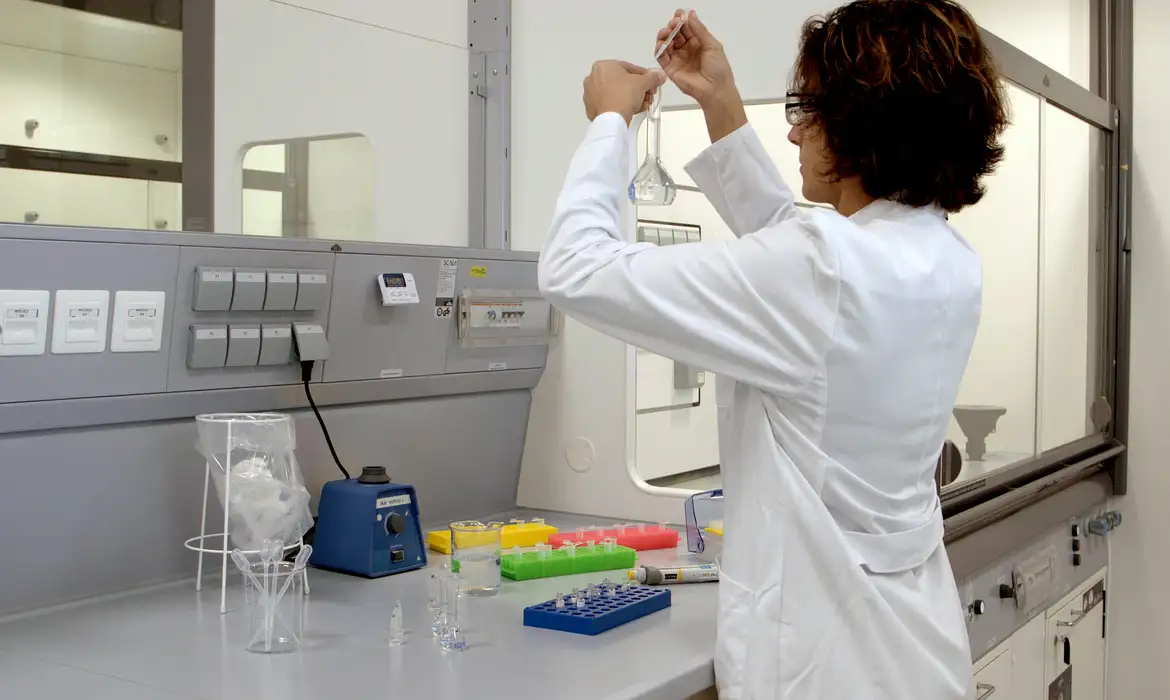 Fiocruz vai dobrar produção de testes de dengue em 2024 - EBC - Saúde