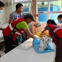 Menina é resgatada quase 60 horas após deslizamento de terra - Handout / Philippine Red Cross - Davao de Oro Chapter / AFP