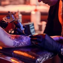 Entre agulhas e anestesia geral: os limites da tatuagem - Freepik