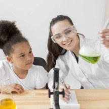 Projeto incentiva meninas a despertarem interesse em ciências e exatas - Freepik/Reprodução