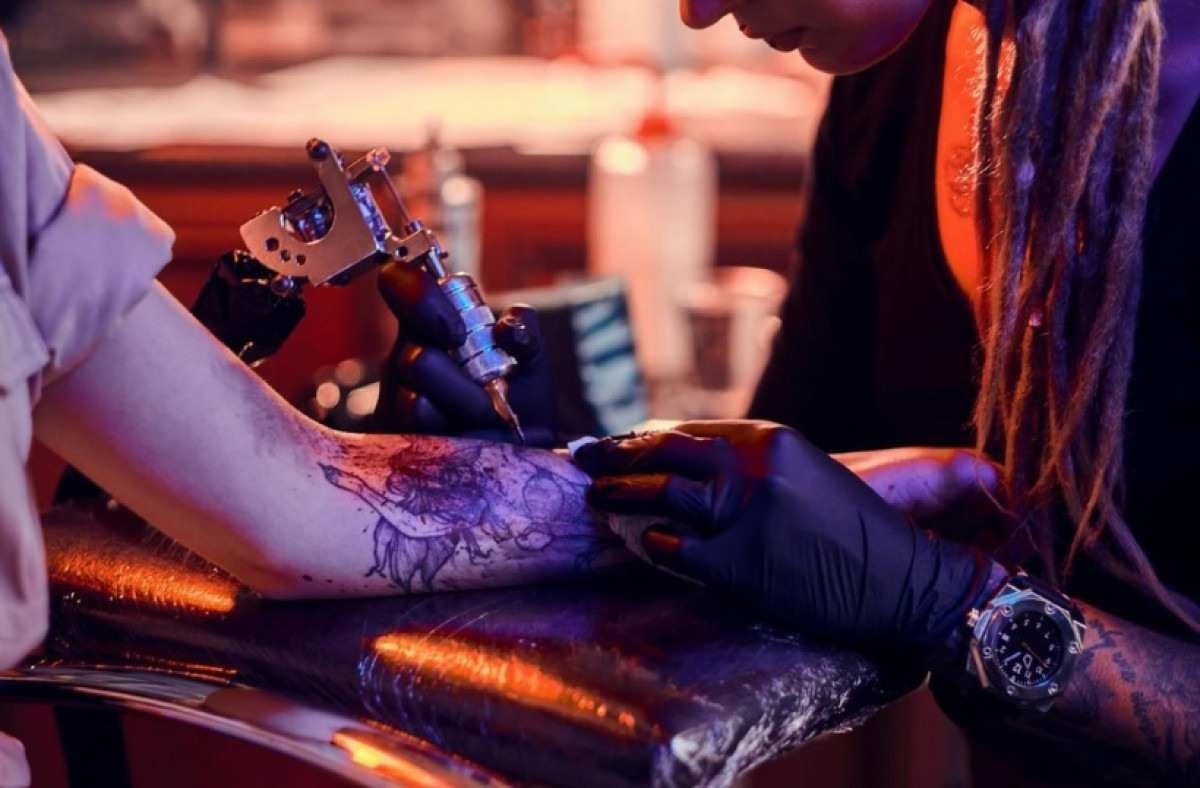 Entre agulhas e anestesia geral: os limites da tatuagem