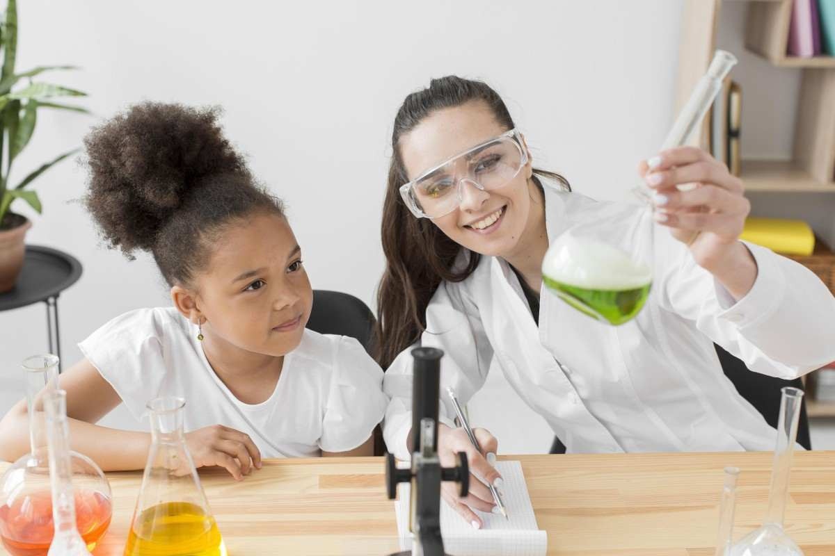 Projeto incentiva meninas a despertarem interesse em ciências e exatas